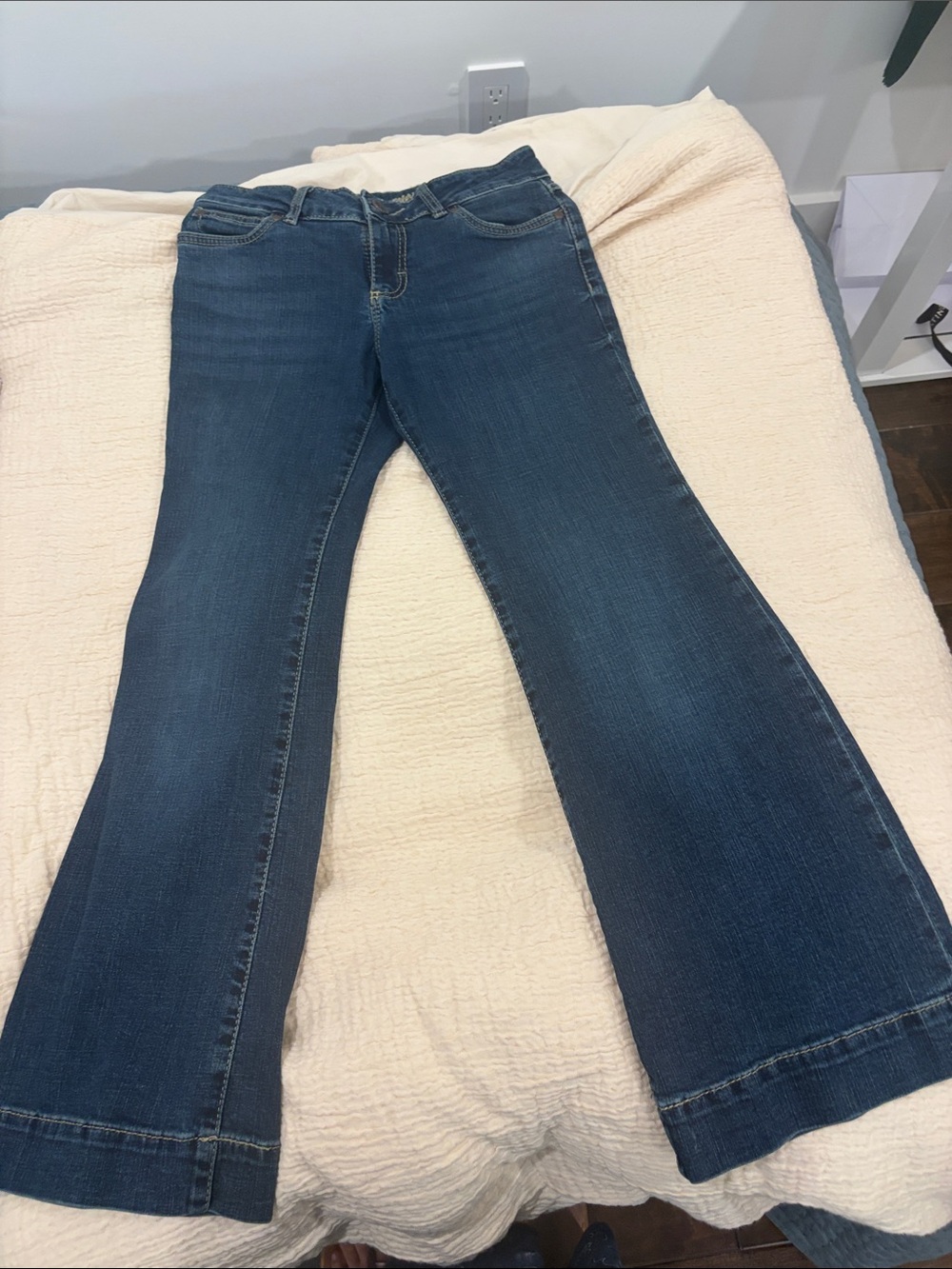 Wrangler Women’s Blue Flared Jeans with Contrast Stitching